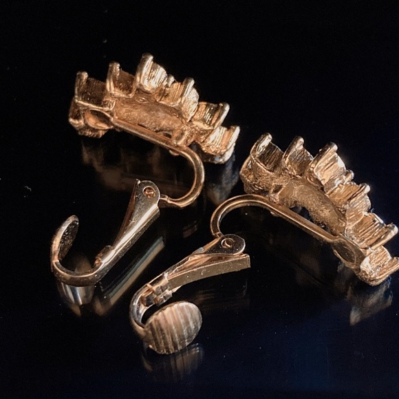 Vintage Avon Gold Tone Clip-on Earrings - Picture 2 of 2